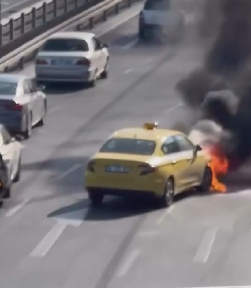İstanbul Fatih'te ticari taksi alev alev yandı - Resim : 2