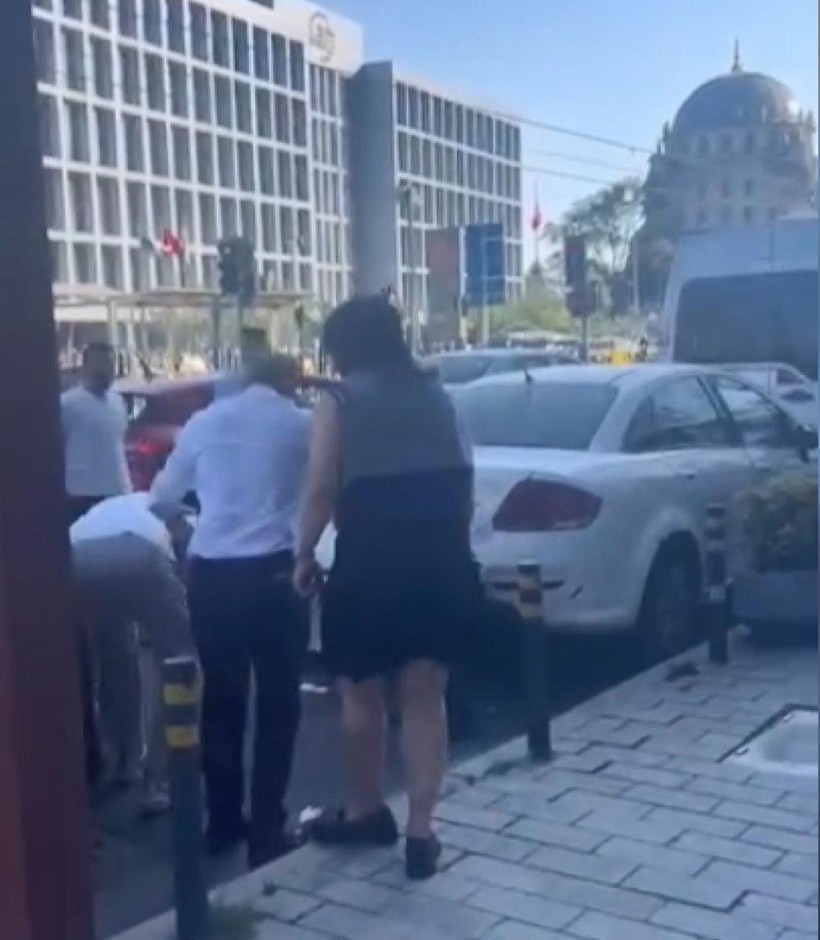 Beyoğlu'nda kadın yolcu taksiciyi tekme tokat dövdü! "Beynini dağıtırım senin" - Resim : 4