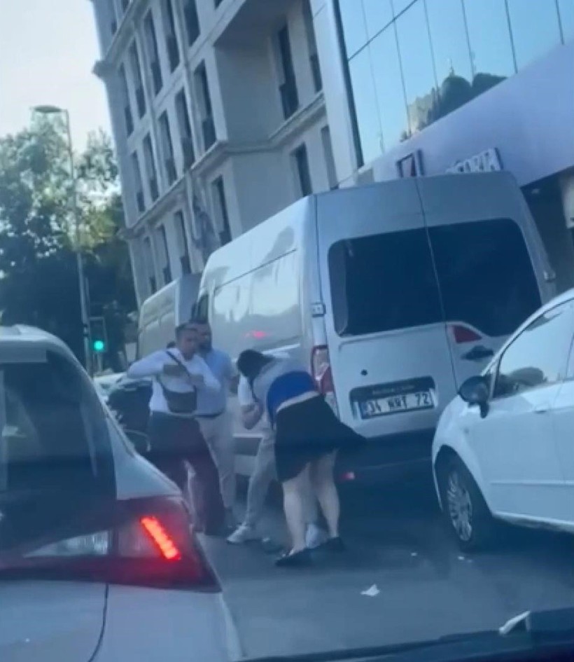 Beyoğlu'nda kadın yolcu taksiciyi tekme tokat dövdü! "Beynini dağıtırım senin" - Resim : 2