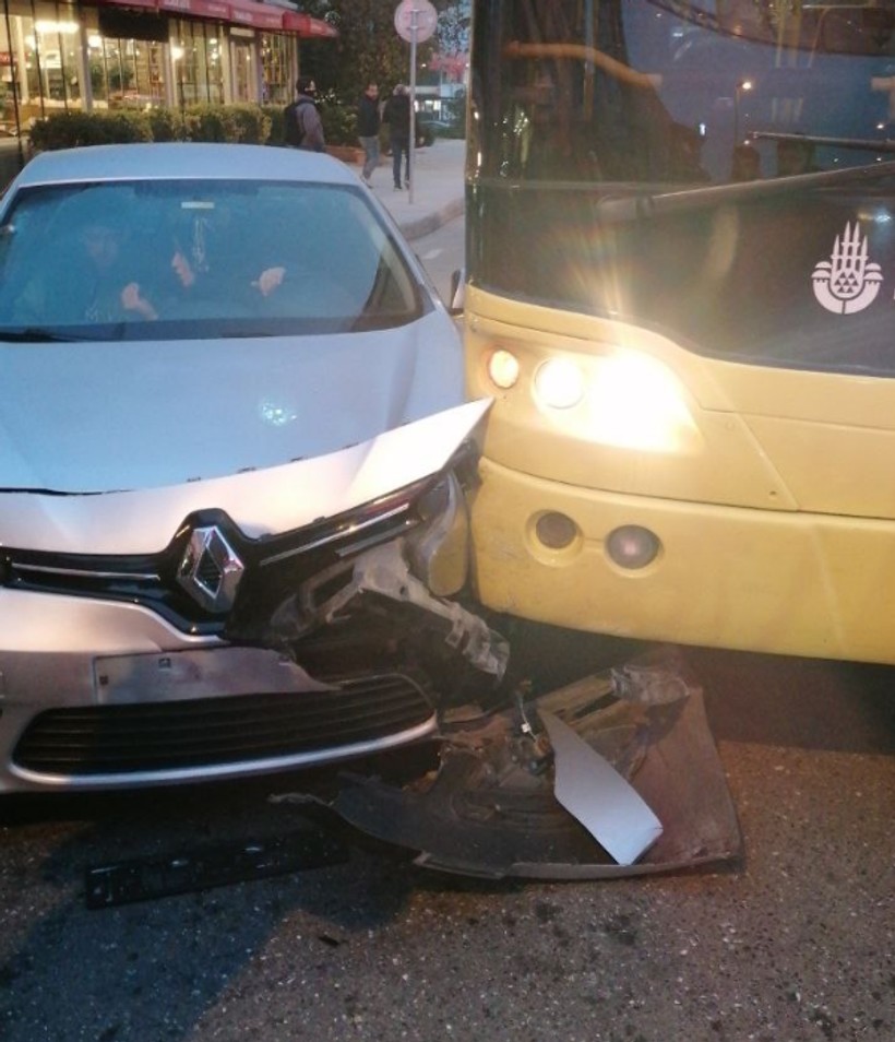 Ümraniye'de İETT kazası! 11H sürücüsü bir otomobili ezdi - Resim : 2