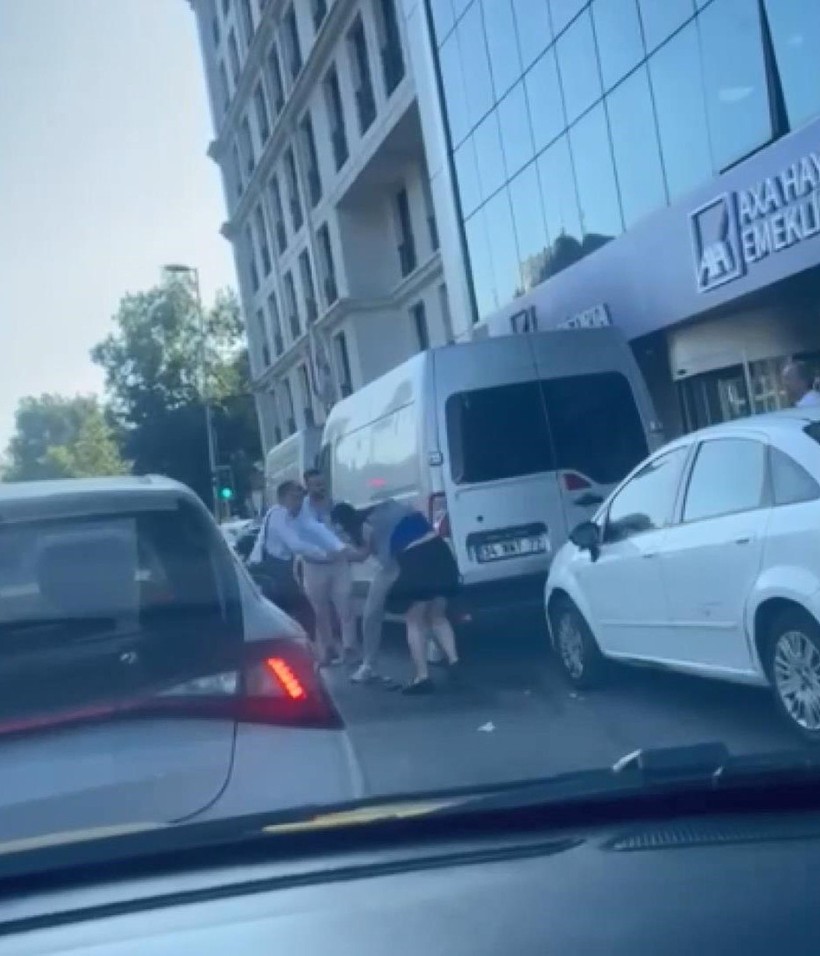 Beyoğlu'nda kadın yolcu taksiciyi tekme tokat dövdü! "Beynini dağıtırım senin" - Resim : 1