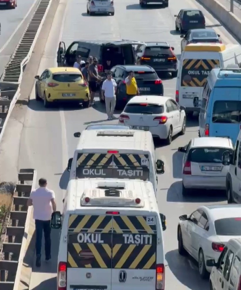 İstanbul Beykoz'da seyir halinde fenalaşan sürücü araçta kilitli kaldı - Resim : 2