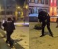 Çocuklar, devriye gezen polis ekiplerini kartopu yağmuruna tuttu