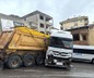 Pendik'te kontrolden çıkan kamyon park halindeki araçlara çarptı