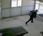 Köy kahvesinde bakılan köpeği bastonuyla darp etti; o anlar kamerada