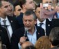 Özgür Özel'den yumruklu saldırıyla ilgili dikkat çeken iddia: Şüpheyle yaklaştığım bir kişi var! Bizi zorla oradan geçirtti