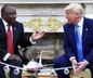Donald Trump, gazetecinin Katar uçağı sorusuna sinirlenerek Oval Ofis'ten kovdu
