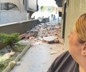 Avcılar'da panik dolu anlar: Yıkım yapılan binadan röportaj sırasında beton blok düştü