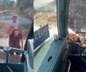 Turistlerin taşındığı otobüsün önünü kesip taşla saldırdılar