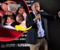 CHP Grup Başkanvekili Murat Emir sahneden inerken düştü! O anlar kamerada