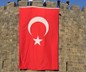 PKK'nın silah bırakmasının ardından Diyarbakır surlarına Türk bayrağı asıldı