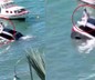 Görenler şaşkınlığını gizleyemedi! Denize uçan otomobilinin üzerinde oturup yardım bekledi