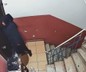 Kapıyı açmaya çalışan hırsız ses duyunca kaçtı! O anlar kamerada