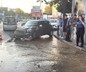 Otomobil yangın musluğuna çarptı: yol göle döndü