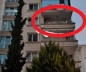 Kedisini yakalamaya çalışırken 5'inci kattan düşüp, yaralandı