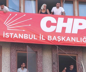 CHP'nin Bahçelievler binasına 'İstanbul İl Başkanlığı' afişi asıldı
