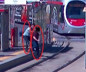 Tramvayı fark etmeyip karşıya geçmek isteyen vatandaşı, güvenlik görevlisi kurtardı