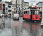 Taksim’de sağanak yağış etkili oldu