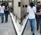 Polisi gören firari, çimlere yatıp ölü taklidi yaptı