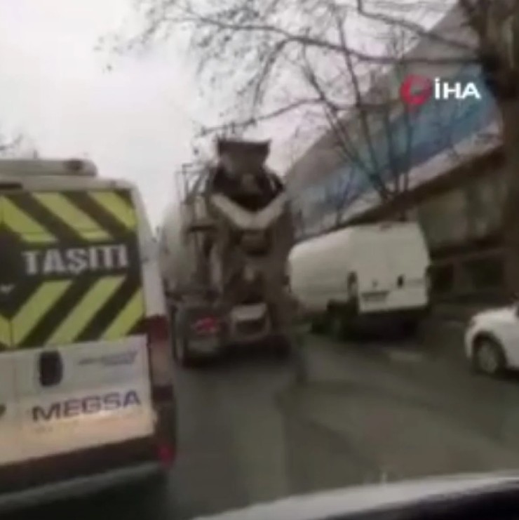 Bağcılar'da pes dedirten görüntü! Ambulansa yol vermeyen beton mikseri sürücüsü yola beton harcı döktü