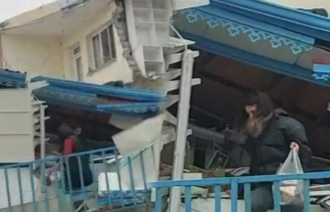 Kahramanmaraş'ta meydana gelen depremin ardından enkaza dönen markete giren vatandaş dikkat çekti!