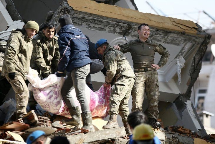 Hatay'ın Antakya ilçesinde yıkılan binaların arasından 30 saat sonra kurtarılan kadın Mehmetçik'i gözyaşlarına boğdu!