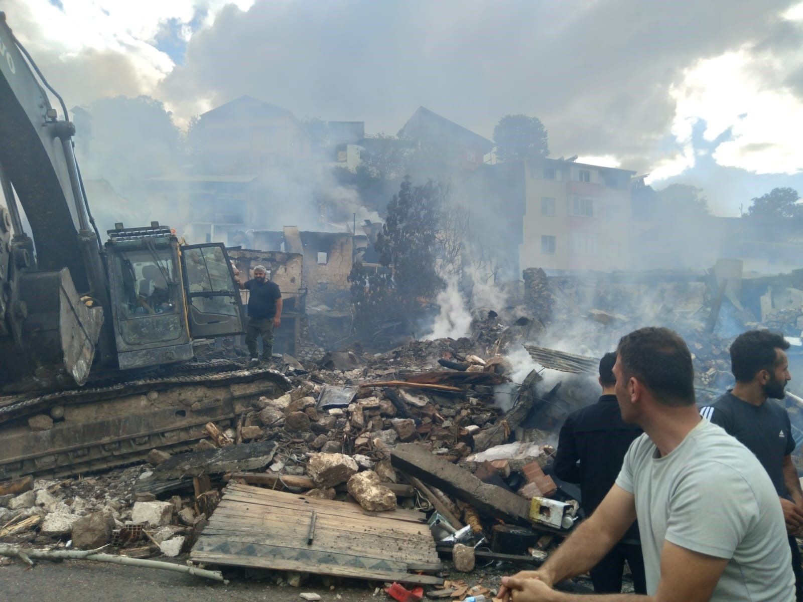 Erzurum'da korkutan yangın: 20 ev kullanılamaz hale geldi