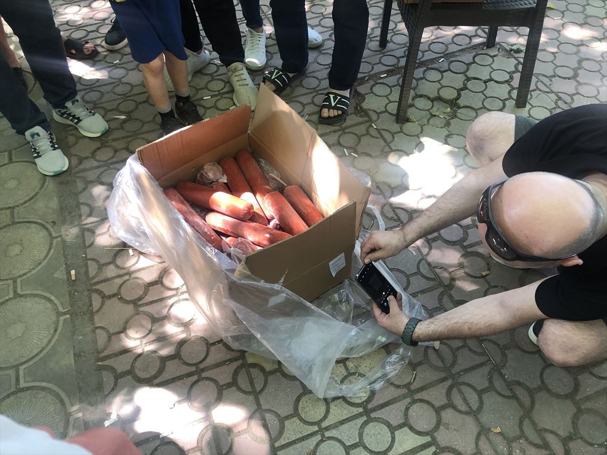 Bursa'da kurban hissesi satın alan binlerce vatandaşa bozuk salam veren işletme sahibi baba-oğul tutuklandı