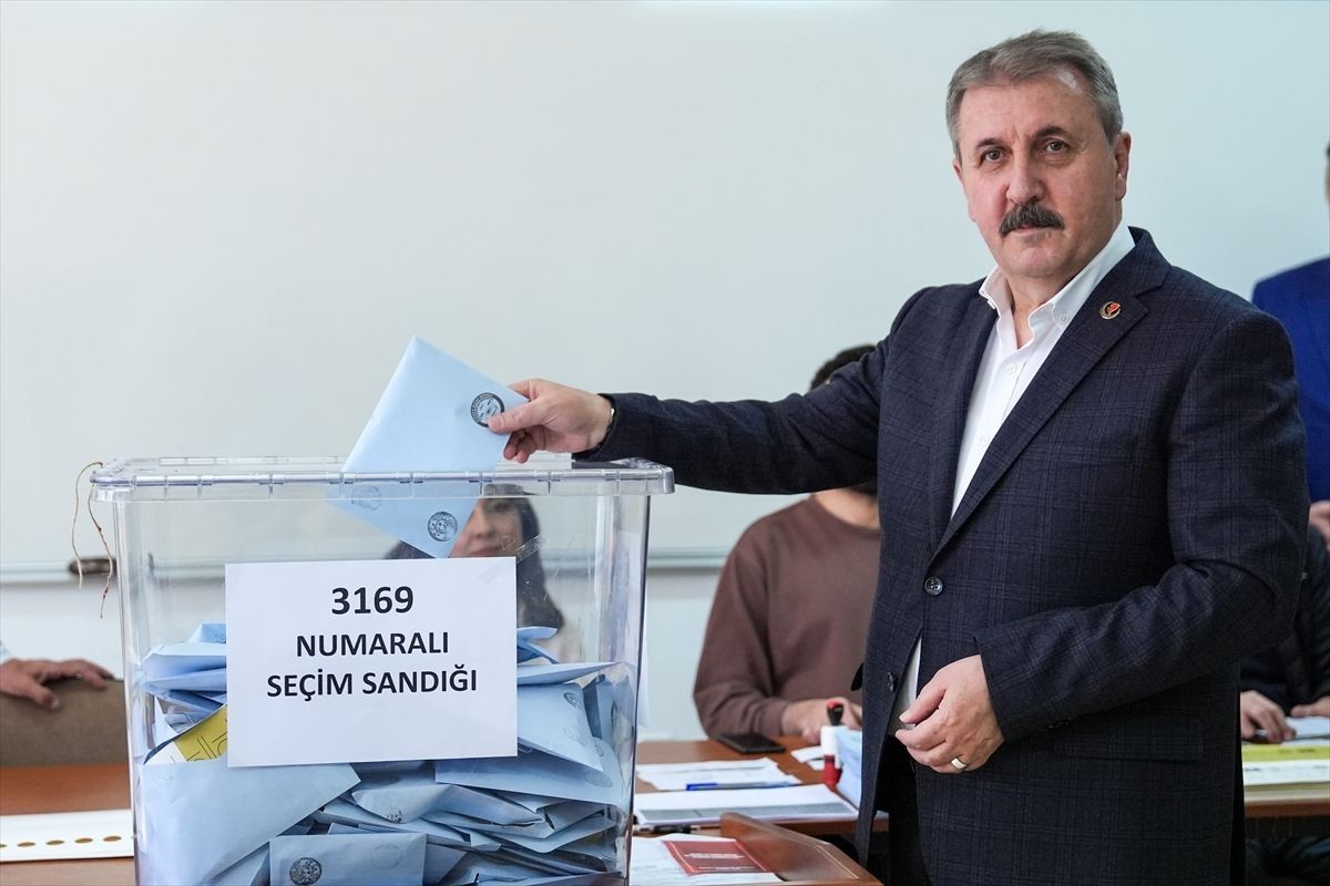 BBP Genel Başkanı Mustafa Destici Ankara'da oyunu kullandı
