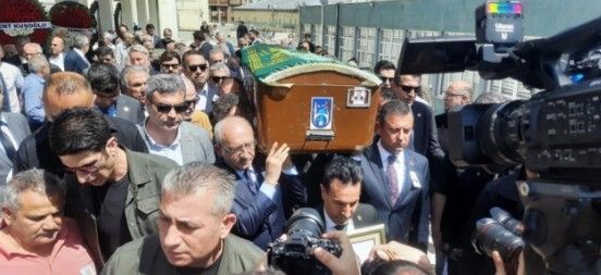 Kemal Kılıçdaroğlu ve Özgür Özel cenazeden cenazeye görüşüyor! Tabuta birlikte omuz verdiler