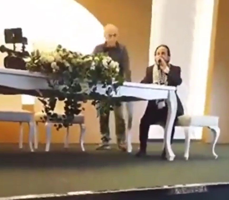 İzmir'de dua edilmesinden rahatsız olan nikah memuru önce mikrofonu aldı, sonra müzik açtı