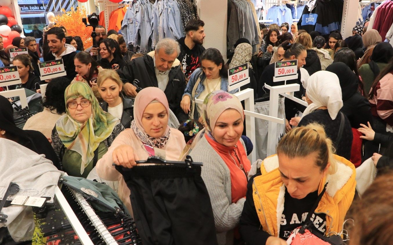 Mersin'de açılışa özel indirim kadınlar arasında izdihama neden oldu