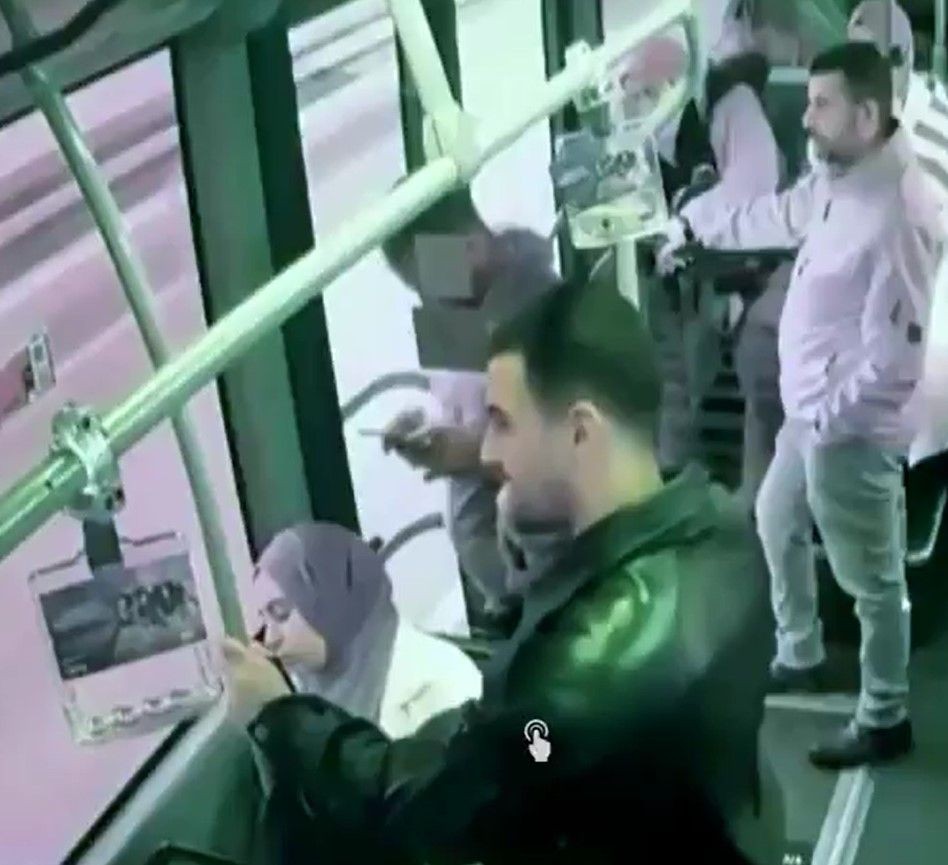İstanbul'da bir garip kaza: Rögar kapağı metrobüsün camını kırdı, yolcu yola düştü