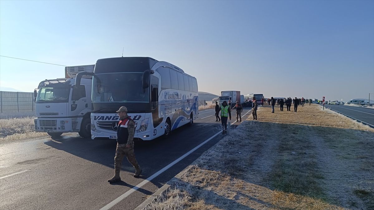 Son Dakika: Van'da 2 ayrı zincirleme trafik kazası! Çok sayıda ölü ve yaralı var