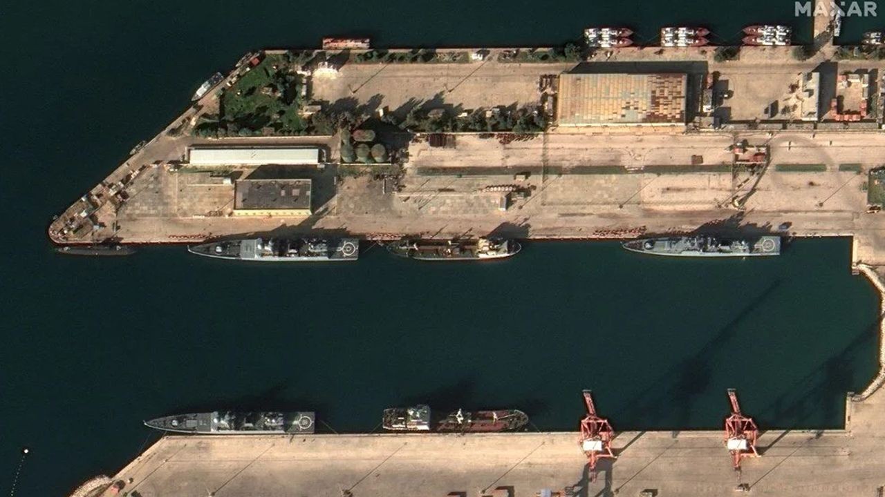 Uydu görüntüleri gözler önüne serdi: Rus donanması Suriye'den çekiliyor!