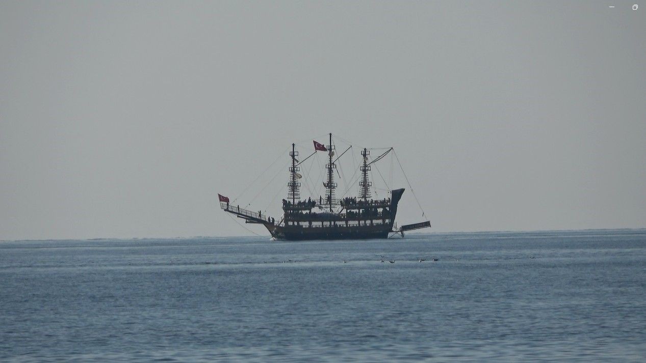 Antalya kışa meydan okuyor! Ocak ayında denize girdiler