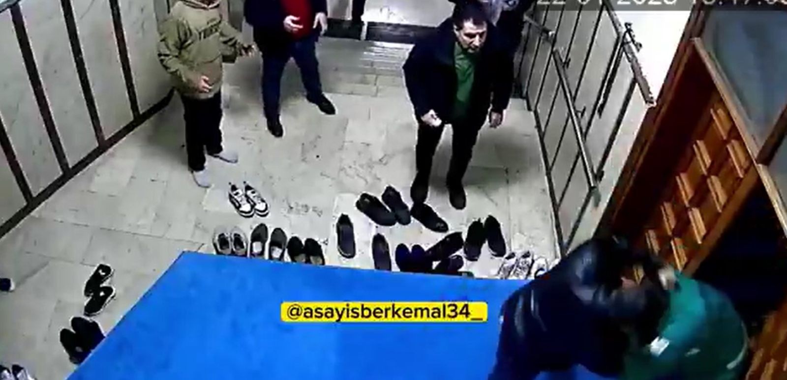 Milli Boksör Yavuz Özden camide dehşet saçtı! Temizlikçiye yumruk yağdırıp yüzünü kırdığı anlar kamerada