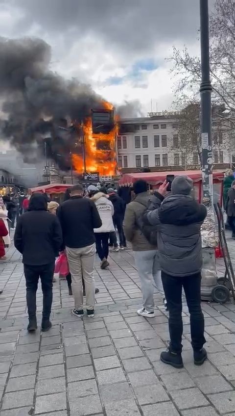 Eminönü'nde yangın! Çok sayıda ekip sevk edildi